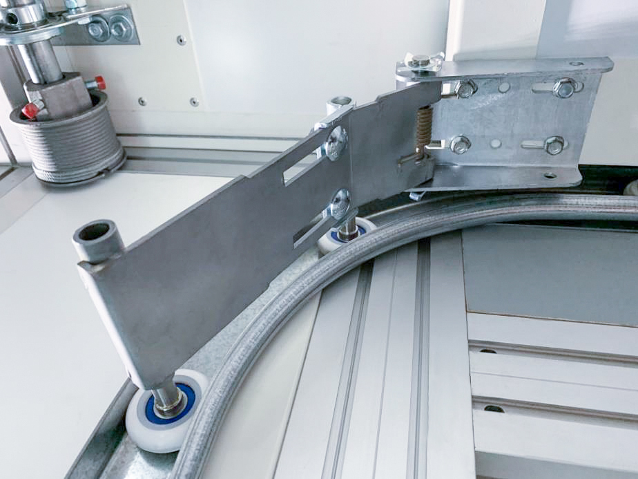 Smaller track radius (200 mm) means higher load capacity. Smaller track radius (200 mm) means higher load capacity.