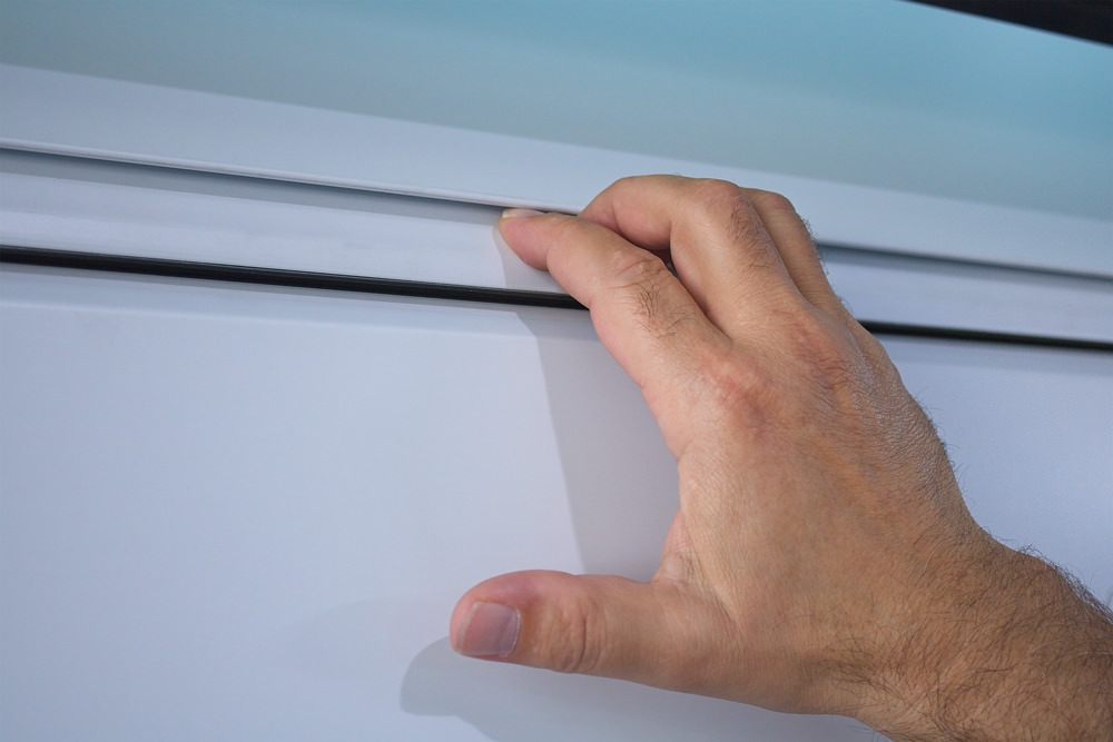 Integrated anti-pinch protection outside Integrated anti-pinch protection outside